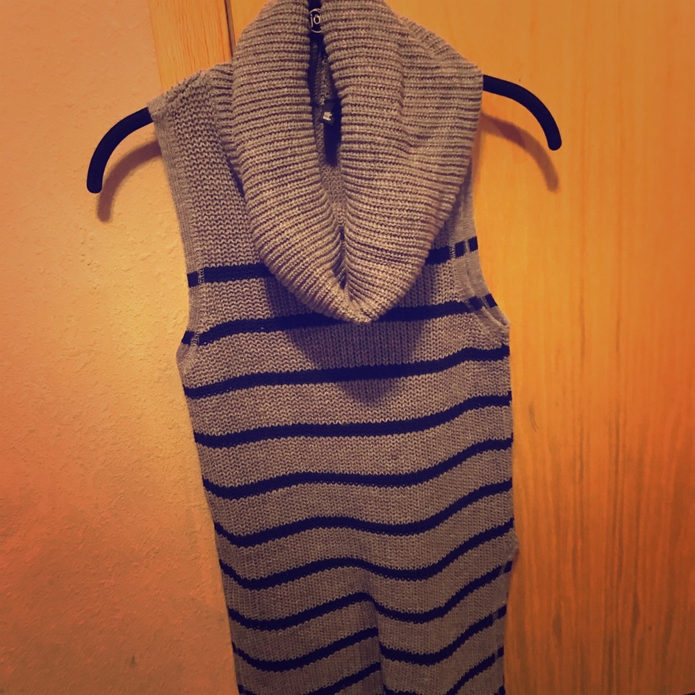 Sleeveless turtleneck sweater